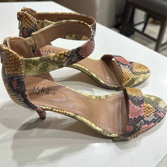 Selling because it is taking up space - Picture 1 of 4